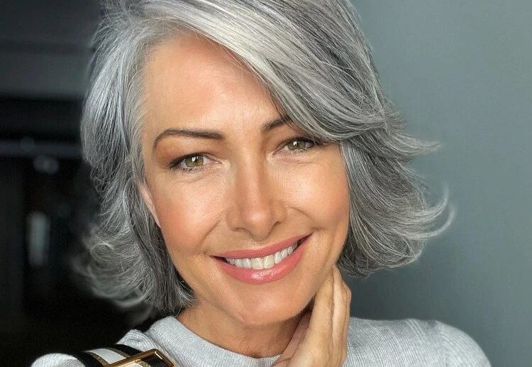 layered-medium-length-hairstyles-and-short-hair-that-makes-you-look-younger