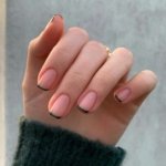 nail-trend-2022-the-nail-tip-is-decorated-with-a-thin-line