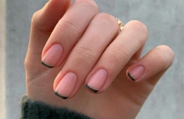 nail-trend-2022-the-nail-tip-is-decorated-with-a-thin-line