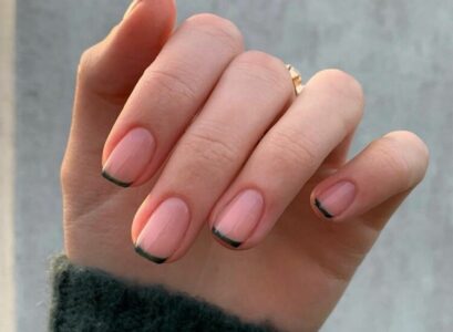 nail-trend-2022-the-nail-tip-is-decorated-with-a-thin-line
