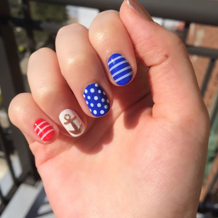 DIY nail designs nautical trend summer 2022