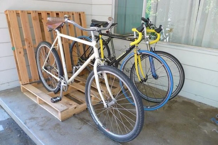 diy project for bicycle rack made of wooden pallets