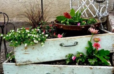upcycling-old-furniture-pieces-as-creative-and-sustainable-garden-decoration