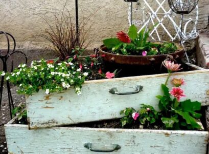 upcycling-old-furniture-pieces-as-creative-and-sustainable-garden-decoration