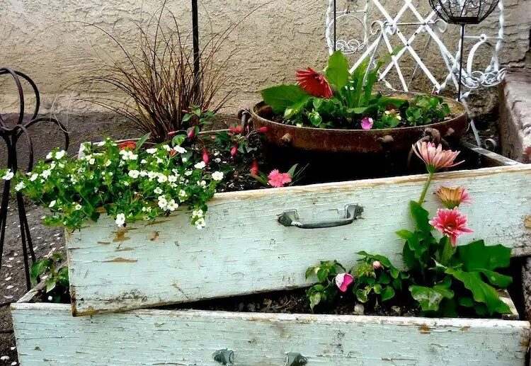 upcycling-old-furniture-pieces-as-creative-and-sustainable-garden-decoration