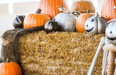 DIY-Straw-bale-decoration-with-pumpkins-for-fall-and-Halloween