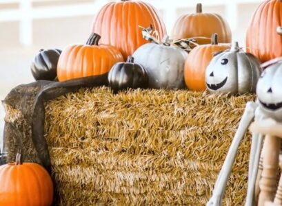 DIY-Straw-bale-decoration-with-pumpkins-for-fall-and-Halloween
