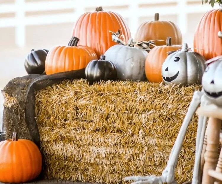 DIY Straw bale decoration with pumpkins for fall and Halloween