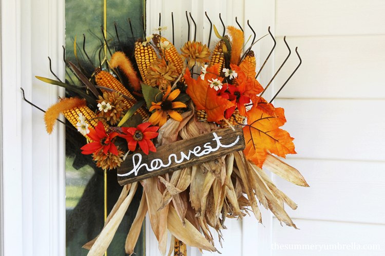 DIY-outdoor-fall-decoration-with-a-rake-and-artificial-flowers