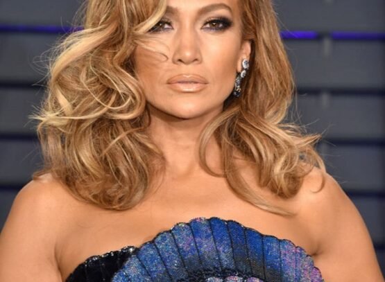 Jennifer-Lopez-hairstyles-blonde-hair-trends-caramel-blonde-hair-color-fall