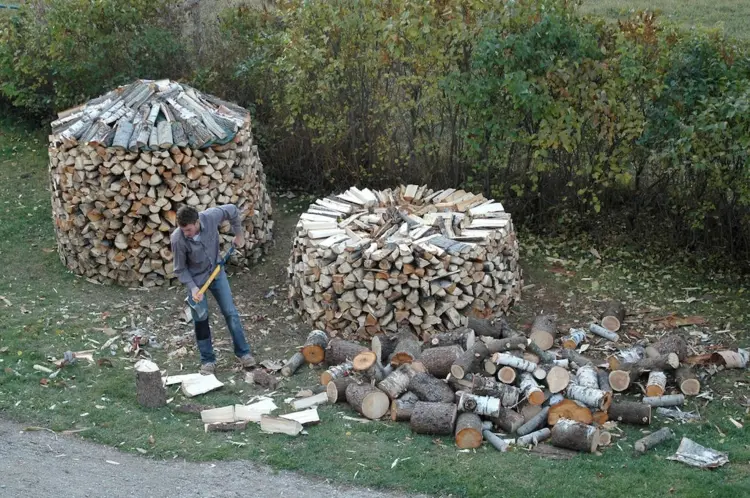 Protect the stacked firewood from rain and snow with a tarpaulin or other material