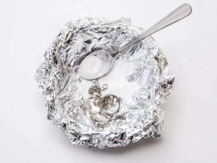 aluminum foil salt and baking soda for blackened silver