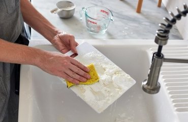 baking-soda-as-a-reliable-odor-eliminator-for-cutting-boards-made-of-plastic