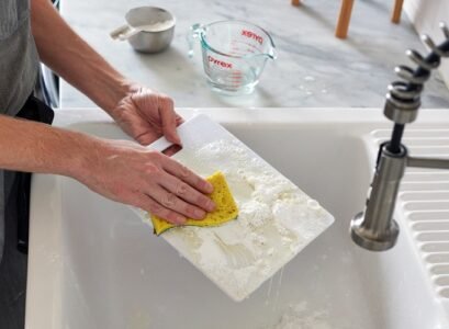 baking-soda-as-a-reliable-odor-eliminator-for-cutting-boards-made-of-plastic