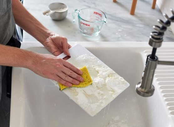 baking-soda-as-a-reliable-odor-eliminator-for-cutting-boards-made-of-plastic