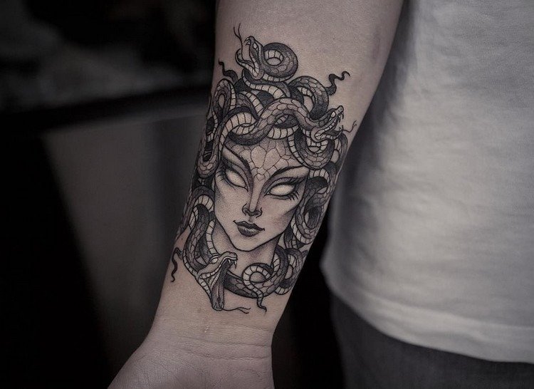 Discover more than 82 realistic medusa hand tattoo super hot - in.eteachers