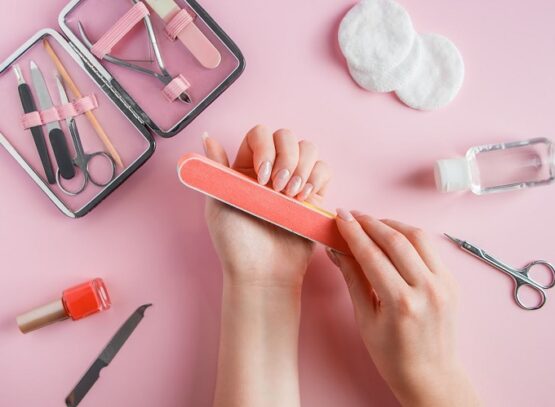 how-to-dry-nail-polish-faster-tips-DIY-manicure
