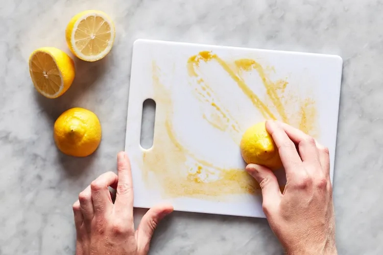 use lemon juice to clean plastic cutting boards