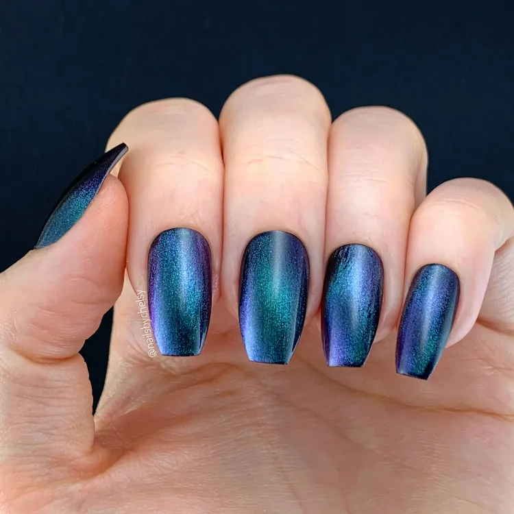 Blue nails design velvet nails trend autumn 2022