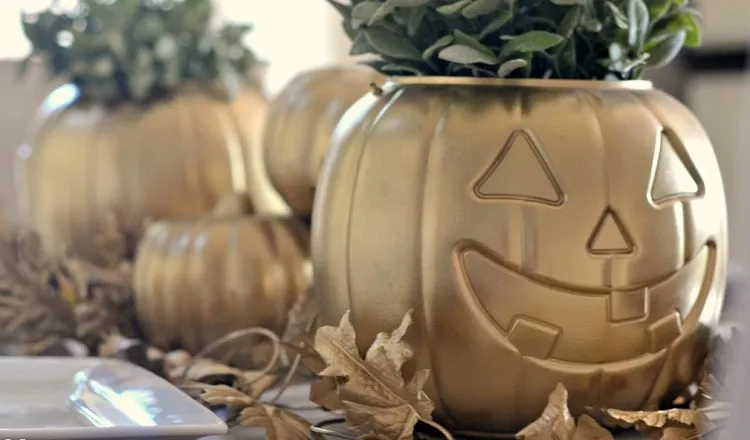 DIY Halloween 2022 table decoration plastic pumpkins golden spray paint