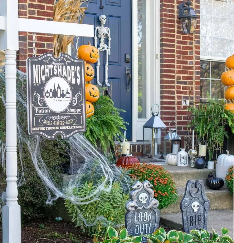 DIY cemetery front yard Halloween decoration