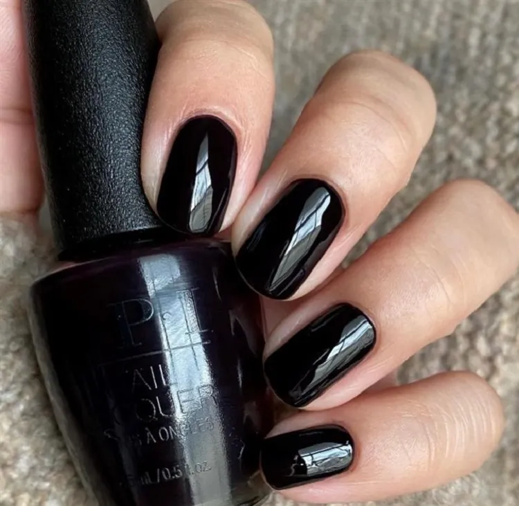 Winter 2022 manicure trend colors black