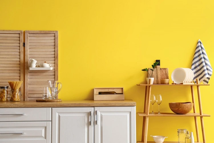 evitar el amarillo brillante para las paredes de la cocina según la psicología