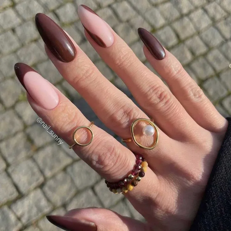 arte de uñas marrón manicura francesa efecto ondulado de invierno