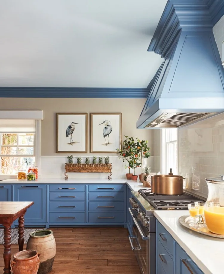 cocina azul terroso de moda paredes beige 2022 ideas de diseño de cocina