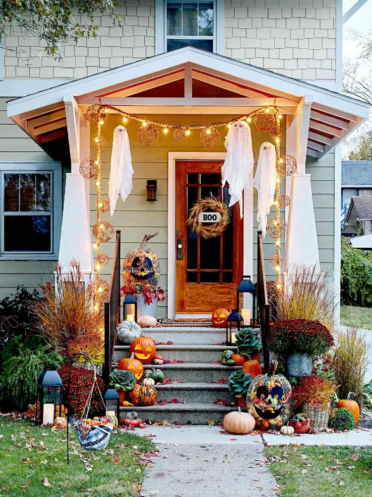 elegant front yard Halloween decoration pumpkins