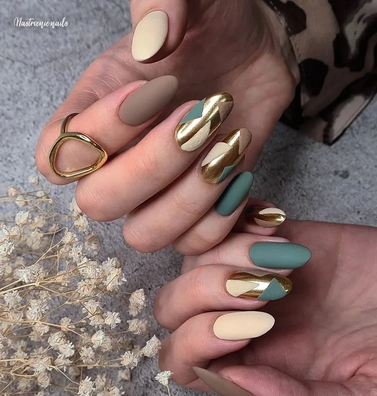 gold and green nails design trend 