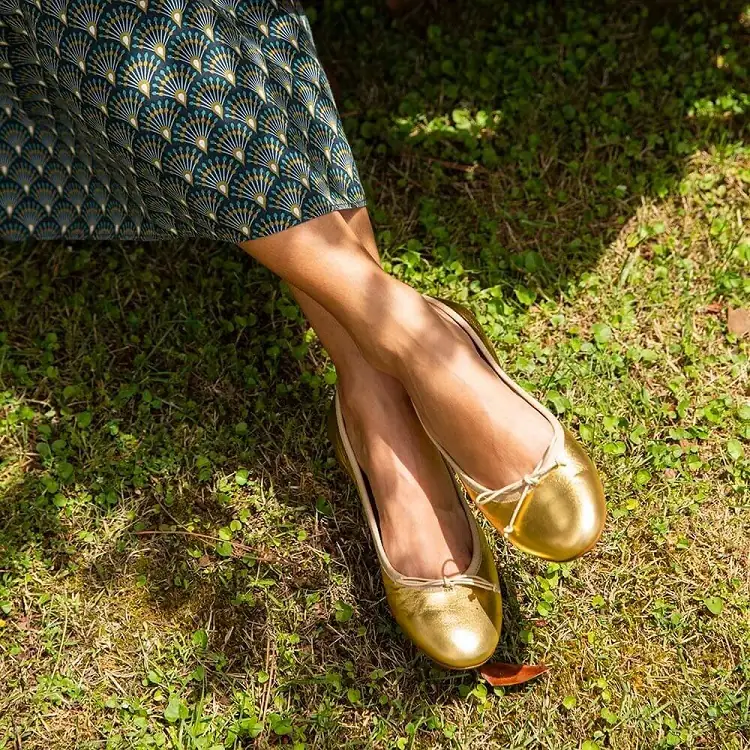 how to wear golden ballet flat shoes
