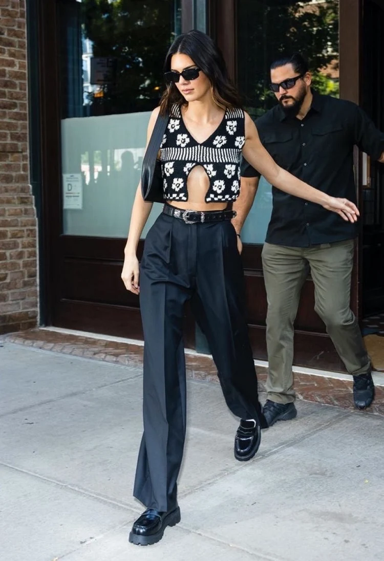 how to wear loafers like kendall jenner fashion icon trendy