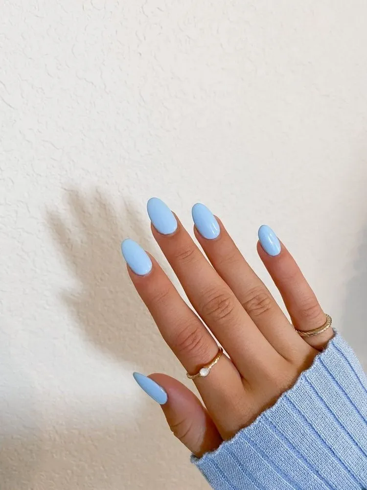baby blue nail art winter 2022 blue pastel manicure color trend 2022