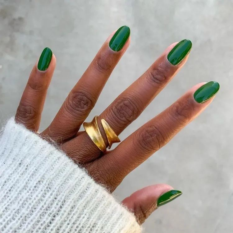 manicure color trend winter 2022 moss green