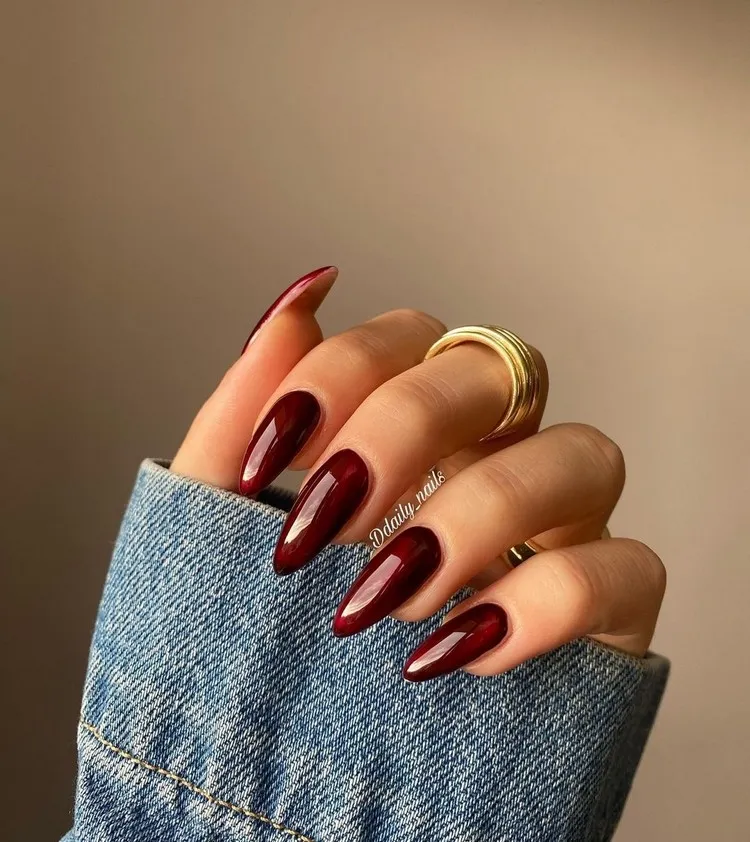 manicure color winter 2022 burgundy on pointed nails