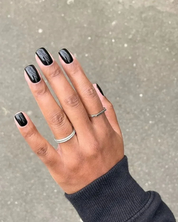 manicure trend 2022 black nail decoration for winter