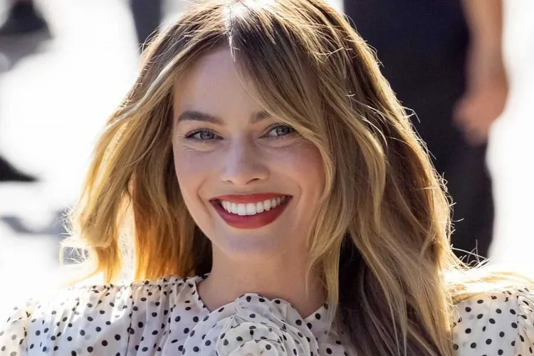 margot robbie butterfly haircut_70s hairstyles