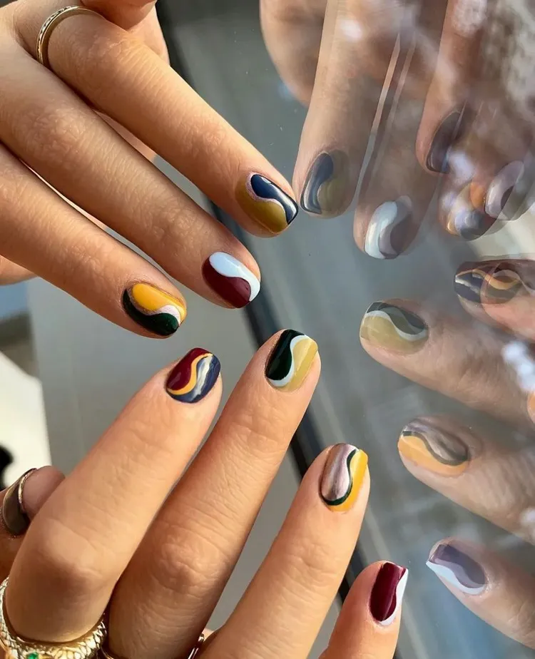 nail art trend invierno 2022 uñas de colores patrón ondulado