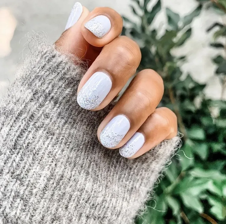 nail art trend winter 2022 white fine glitter