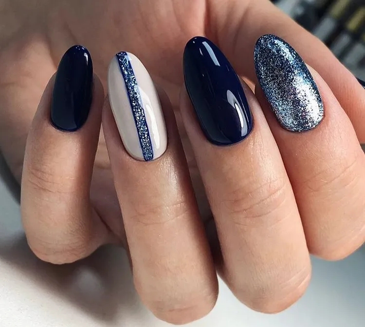 uñas de gel de brillo azul y blanco de invierno arte de uñas