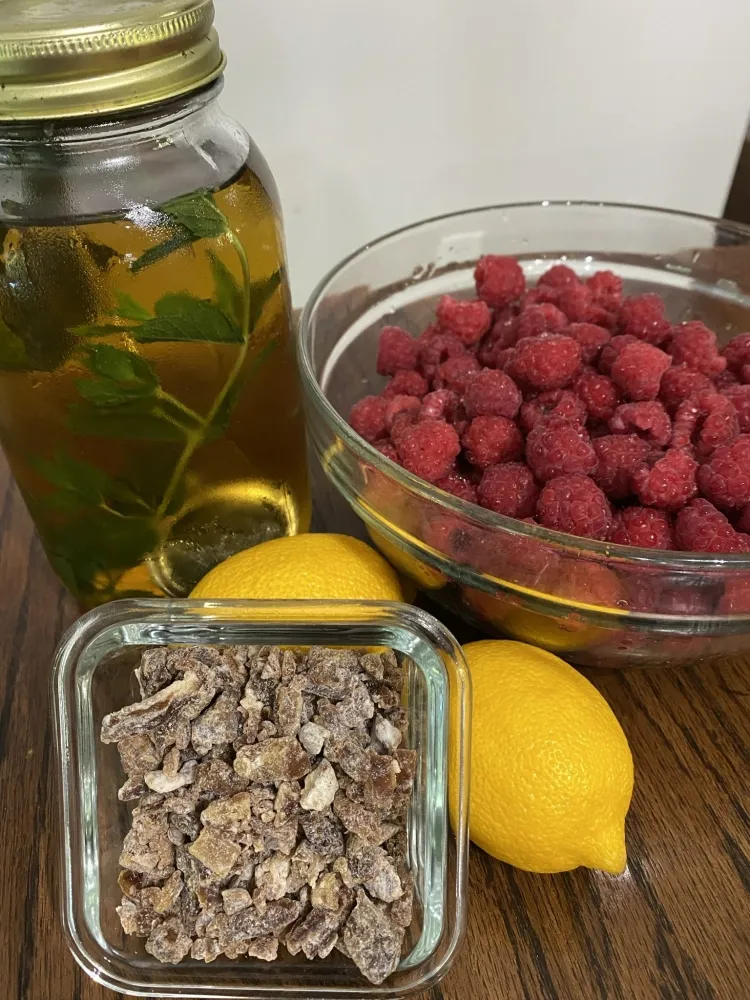 raspberry leaf tea vitamins minerals fiber antioxidants low calorie