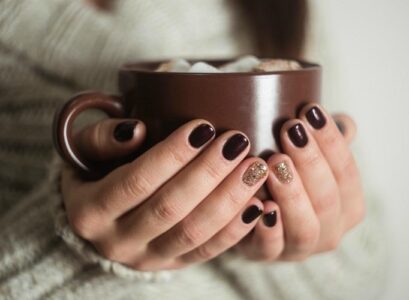 winter-2022-manicure-trends-colors-patterns-designs
