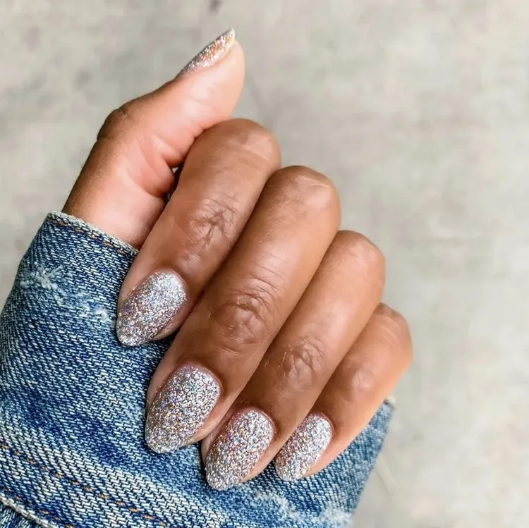 winter manicure silver nail polish 2022
