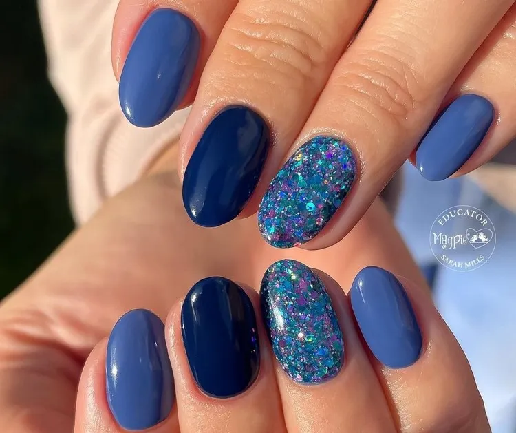 colores de uñas azules de invierno con brillo