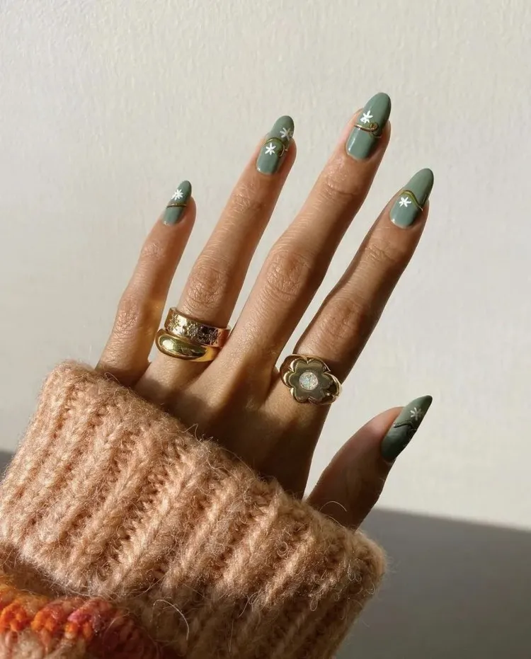 winter nails decor 2022 almond shape green color trend