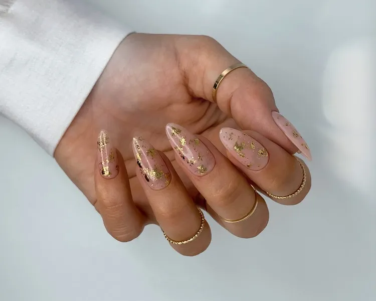 2022 nude nails with golden accents