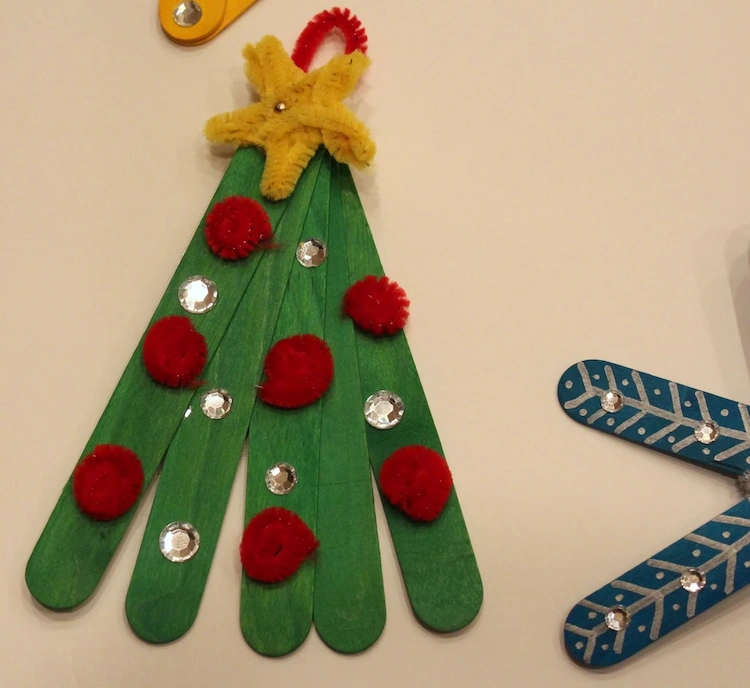 DIY popsicle stick Christmas tree to hang with the kids