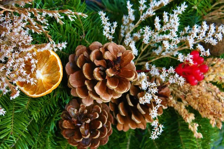DIY winter decorations from natural materials for festive atmosphere
