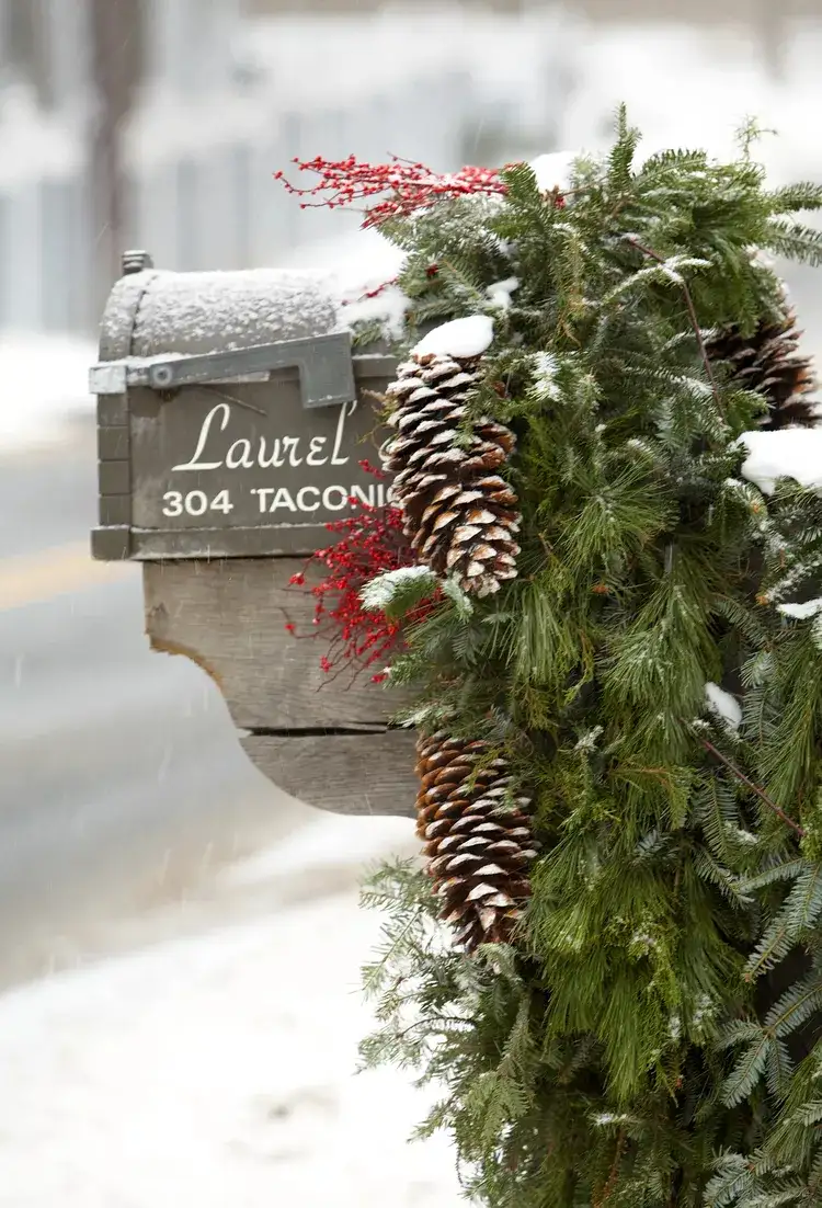 Decorate mailboxes with natural materials